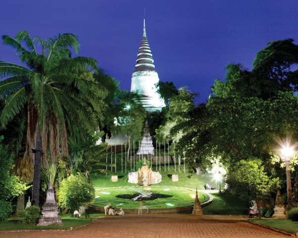 Phnom Penh by night.jpg